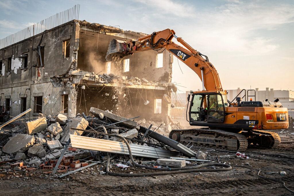 Was passiert mit dem alten Bau? Abbrucharbeiten – Alpha General Construction GmbH